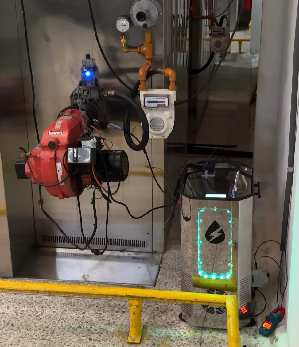 ElectrolyzerW installed beside the Panificadora Emanuel industrial oven and burner